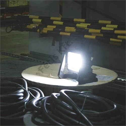 Makita 14.4-18V LXT Li-ion akkus/hálózati LED munkalámpa alapgép (akku és töltő nélkül)